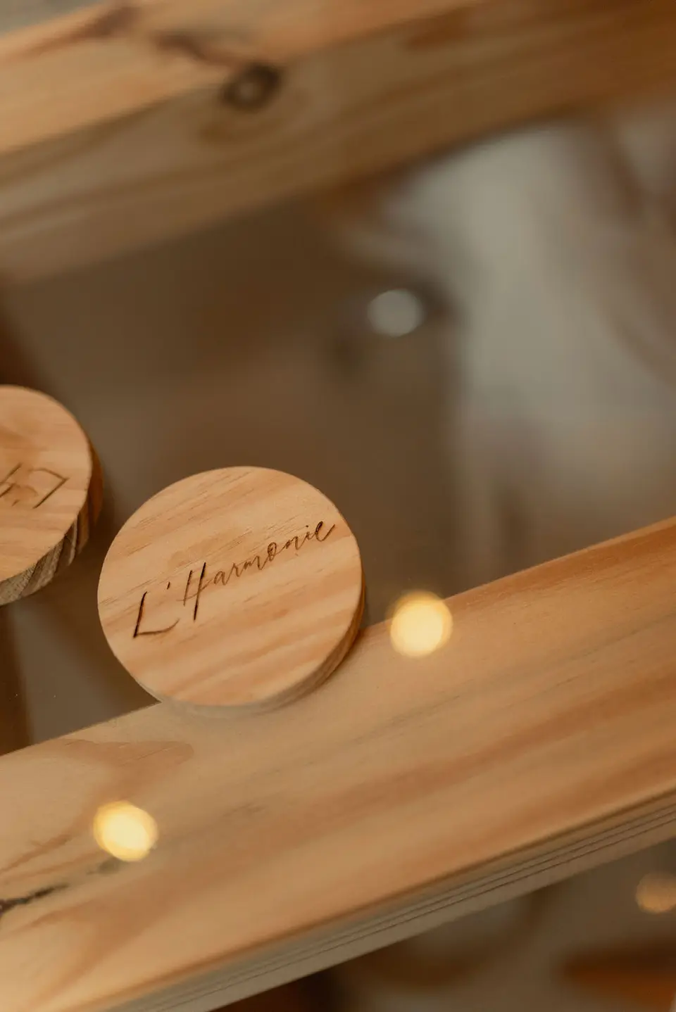 Detalhe em madeira com a marca L’Harmonie
