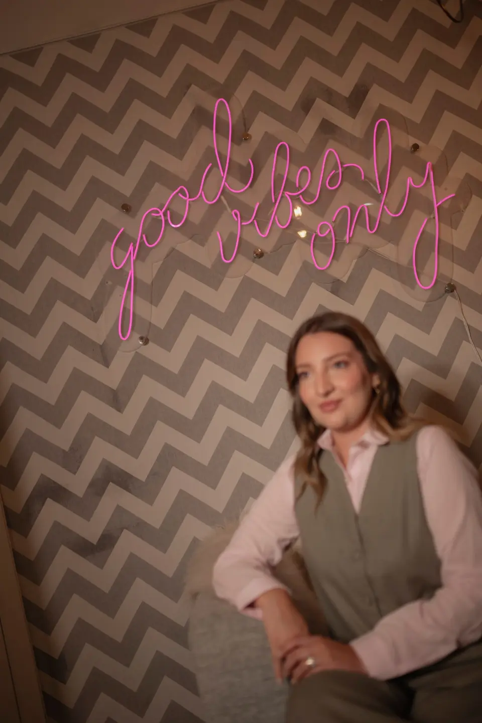 Neon “good vibes only” na L’Harmonie